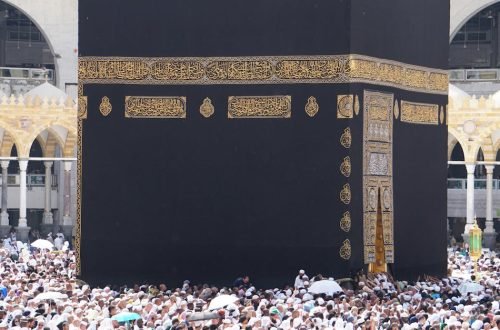Aerial view of the Kaaba in Mecca surrounded by worshippers during pilgrimage.